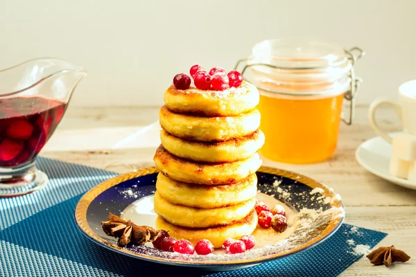 Lezzetli peynir kek kiraz reçeli ile kızılcık bir