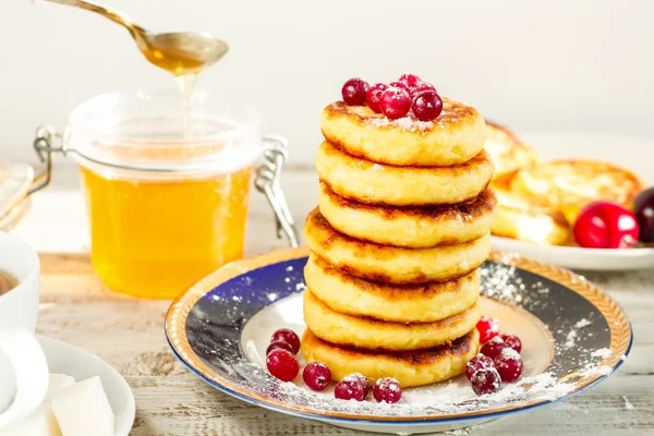 Deliciosos panqueques de requesón con miel y arándanos . —  Fotos de Stock