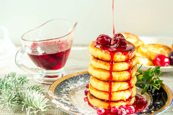 Delicious cottage cheese pancakes with cherry jam and cranberrie — Stock Photo, Image
