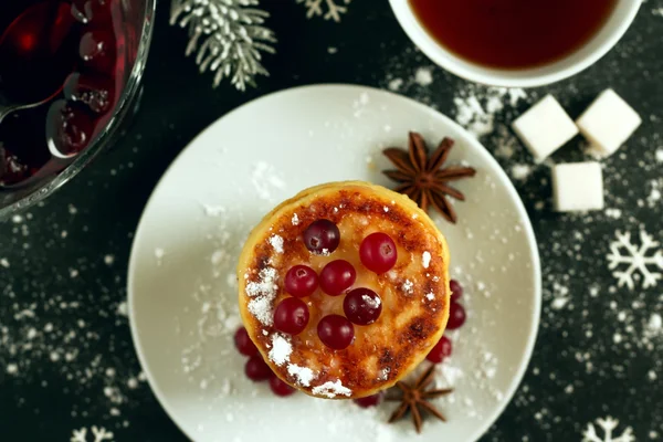 Deliziose frittelle di ricotta con marmellata di ciliegie, mirtilli rossi — Foto Stock