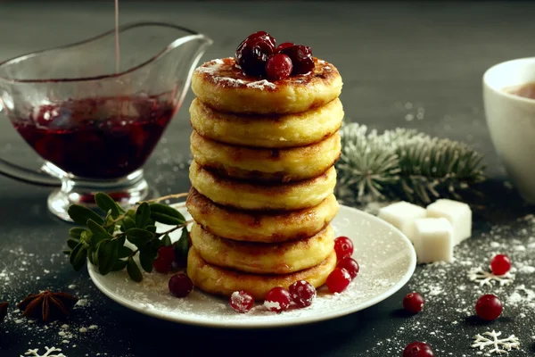 Delicious cottage cheese pancakes with cherry jam, cranberries a — Stock Photo, Image
