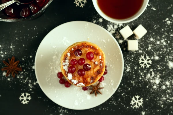 Deliziose frittelle di ricotta con miele, mirtilli rossi e te — Foto Stock