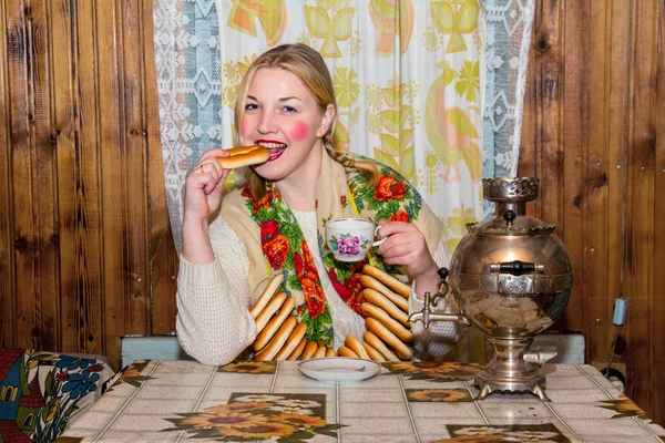 Geleneksel eşarp çay içme kadın.