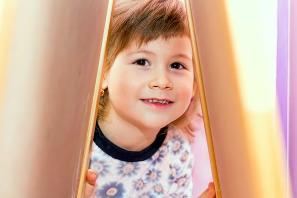 Portret van een vrij klein meisje in de kamer. — Stockfoto