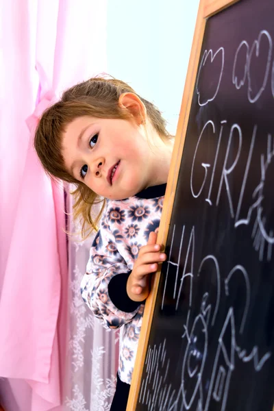 Porträtt av en söt liten tjej i rummet. — Stockfoto