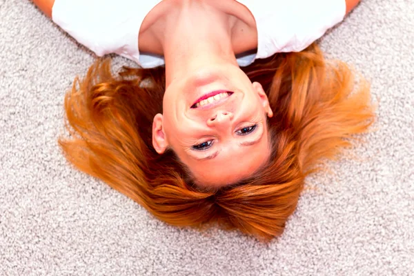 Portrait d'une jeune femme aux cheveux roux souriant . — Photo