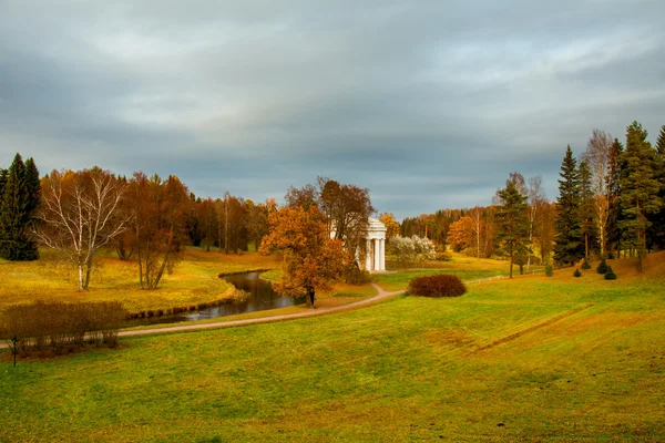 Bulutlu gün St. Petersburg banliyölerinde Park.