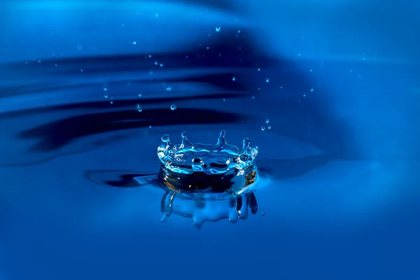 Éclaboussure sur une surface d'eau. Mouvement gelé . — Photo