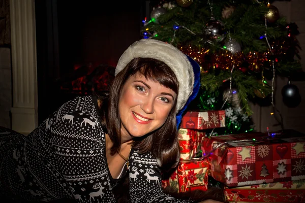 Young beautiful woman near Christmas tree. — Stock Photo, Image