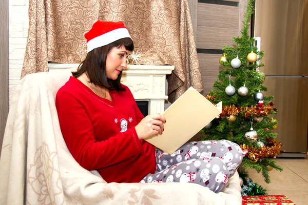 Jong mooi vrouw het lezen van een boek. — Stockfoto