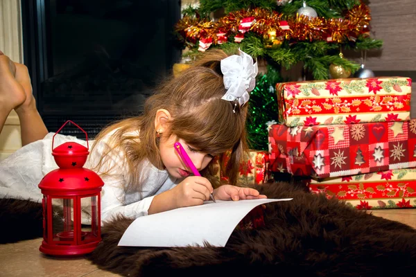 Niña bonita escribe una carta a Santa . —  Fotos de Stock