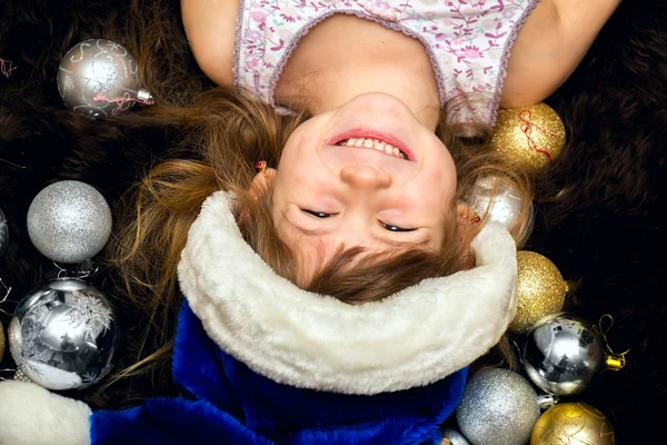 Lilla söta tjejen ligger på golvet. — Stockfoto