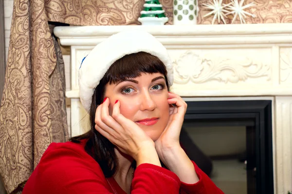 Jonge mooie vrouw in Santa hoed. — Stockfoto