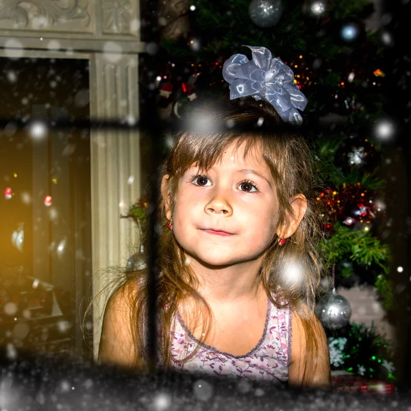 O fetiță frumoasă lângă un pom de Crăciun . — Fotografie, imagine de stoc