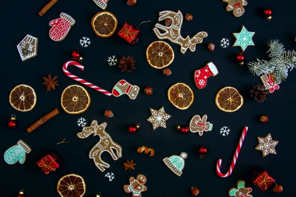 Tło z kulki, ciasteczka świąteczne, płatki śniegu i pomarańcze — Zdjęcie stockowe
