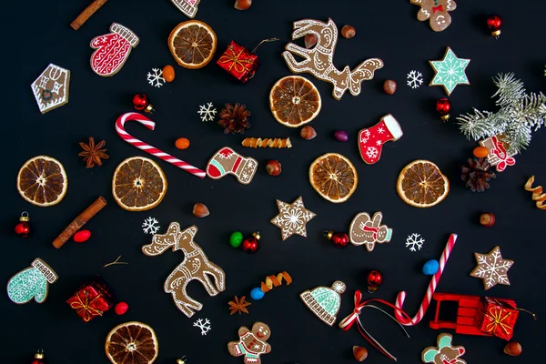 Tło z kulki, ciasteczka świąteczne, płatki śniegu i pomarańcze — Zdjęcie stockowe