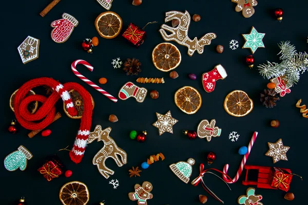 Bakgrund med bollar, jul cookies, snöflingor och apelsiner — Stockfoto