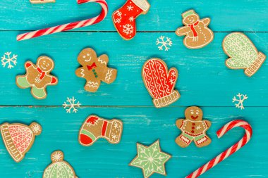 Süslü gingerbread çerezleri Noel arka plan.