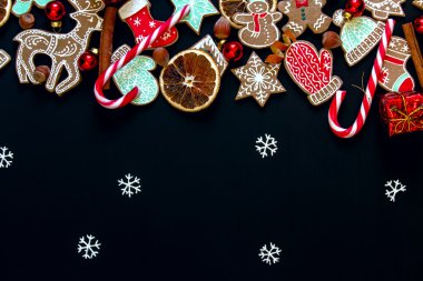 Gingerbread, tarçın, portakal, şeker ile Noel arka plan bir