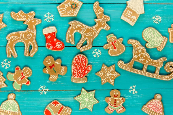Christmas background with ornate gingerbread cookies. — Stock Photo, Image