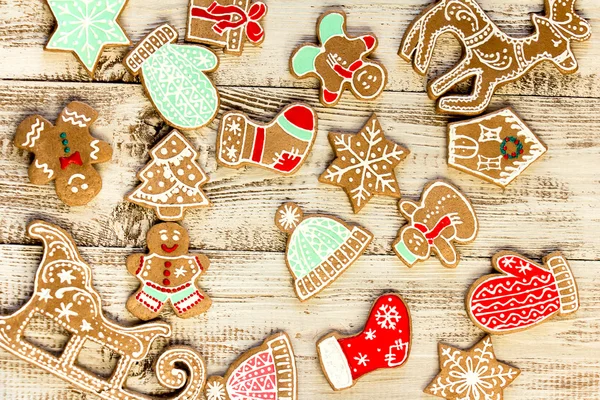華やかなジンジャーブレッド クッキーとクリスマスの背景. — ストック写真