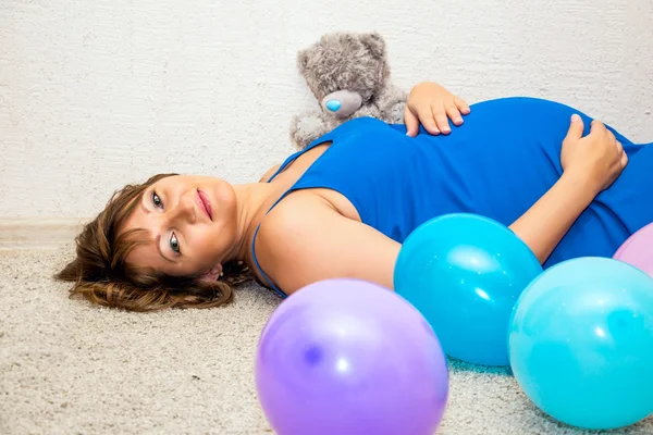 hamile kadın yerde yatarken.