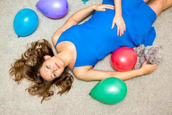 Pregnant woman lying on the floor. — Stock Photo, Image
