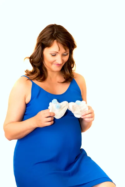Gravid kvinna med babysockor. — Stockfoto