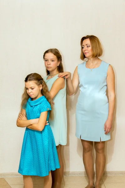 Twee zussen zijn beledigd haar moeder. — Stockfoto