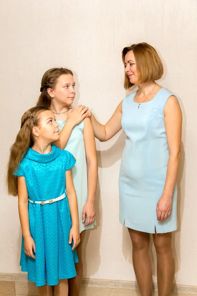 Madre y sus dos hijas mirándose . —  Fotos de Stock