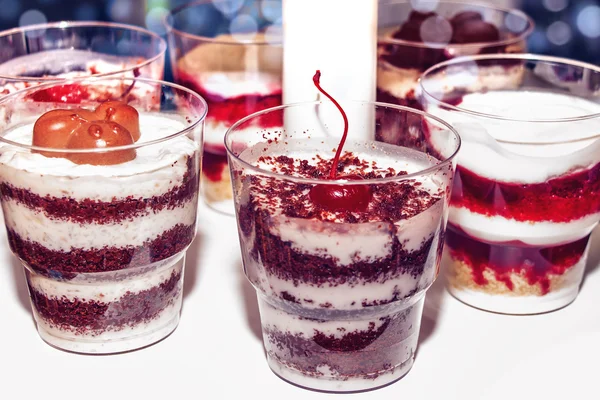 Mehrschichtiges Dessert mit Kirschen und Schokolade. — Stockfoto