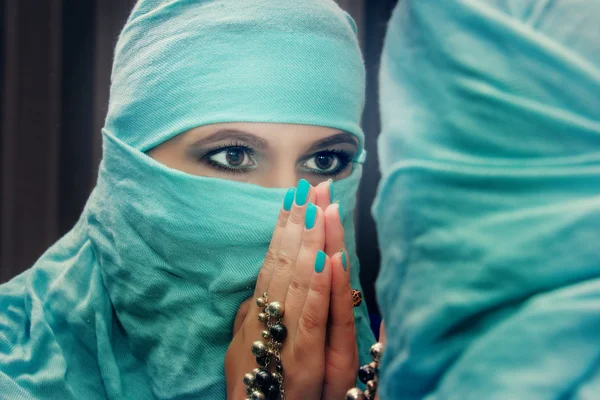 Niqab で美しい東洋の女性の肖像画. — ストック写真