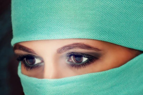 Niqab の東洋美人の目. — ストック写真