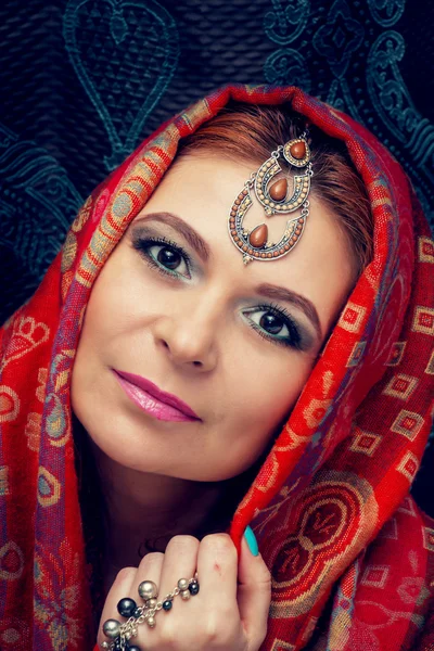 Portrait d'une belle femme orientale dans un foulard traditionnel — Photo