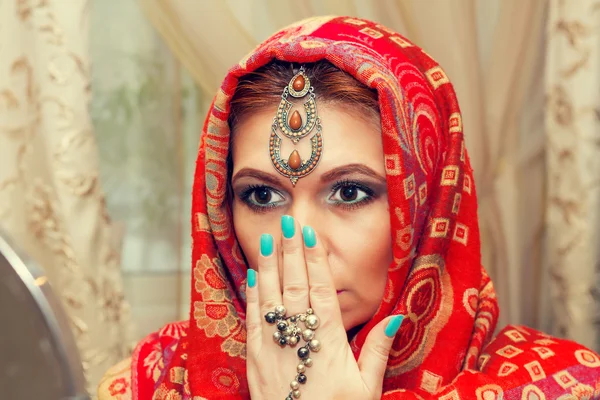 Portrait of a beautiful oriental woman in a traditional headscarf — Stock Photo, Image