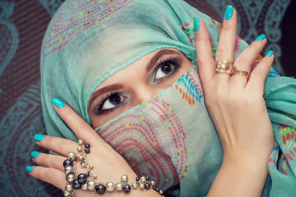 Portret van een mooie oosterse vrouw in een traditionele headscar — Stockfoto