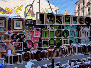 Madrid, İspanya 'daki bit pazarındaki el Rastro' nun çerçeveleri. El Rastro Madrid. Bit pazarında resim ve resim çerçeveleri.