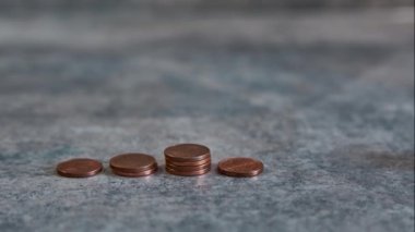 Durdurma hareketinde para yığını büyüyor. Bozuk para yığını stop hareketi. Madeni para yığını büyümesi. Değiş tokuş fonları ile varlık birikimi. ETF 'li zenginlik binası. Ekonomik büyüme. Büyüyen bir madeni para yığınının kapanışı