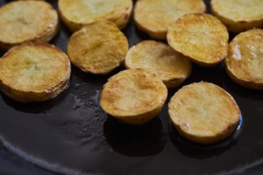 Tavadaki kızarmış patatesleri yakın çekim. Tavada patates kızartması. Kızarmış patates..