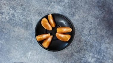 Bir Mandarin 'in hareket animasyonunu durdurun. Dur hareketiyle bir Mandarin 'i soymak. Durdurma hareketinde bir Mandarin oluşturuluyor.