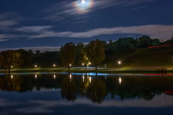 Longue Exposition Des Lumières Ville Des Nuages Dans Parc Nuit — Photo