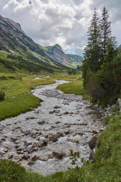 Caminhando Pelas Montanhas Vorarlberg Áustria Caminhadas Através Uma Paisagem Montanhosa — Fotografia de Stock