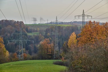 Kırsaldaki büyük iletişim kuleleri. Kırsal kesimde farklı elektrik direklerinin çeşitleri.