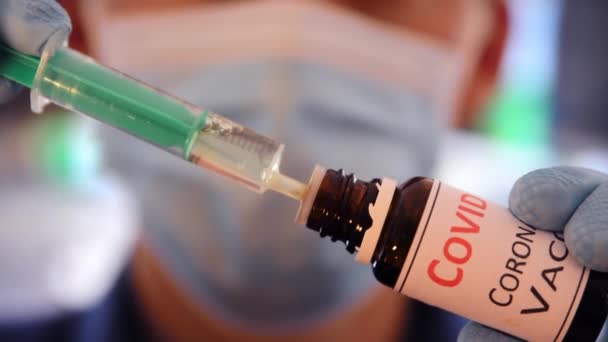 Ricercatore Con Maschera Viso Riempie Siringa Con Farmaci Vaccino Covid — Video Stock