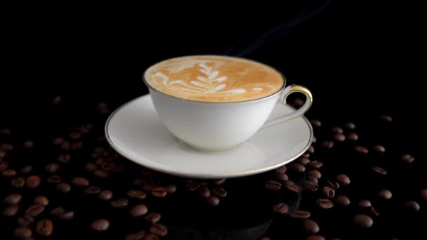 Nahaufnahme Einer Dampfend Heißen Tasse Kaffee Auf Einer Schwarzen Oberfläche — Stockvideo