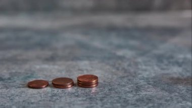 Durdurma hareketinde para yığını büyüyor. Bozuk para yığını stop hareketi. Madeni para yığını büyümesi. Değiş tokuş fonları ile varlık birikimi. ETF 'li zenginlik binası. Ekonomik büyüme. Büyüyen bir madeni para yığınının kapanışı