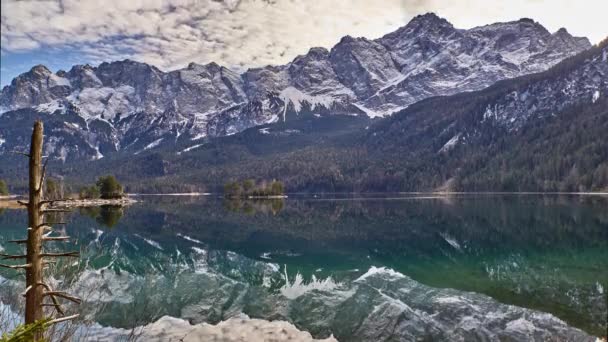 Zeitraffer Eines Spiegelnden Bergsees Den Deutschen Alpen Zeitraffer Des Eibsees — Stockvideo