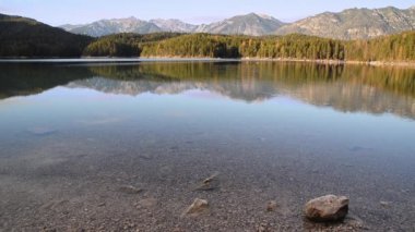 Gün batımında dağ gölünü yansıtıyor. Gün batımında Bavyera Alplerinde Eibsee.