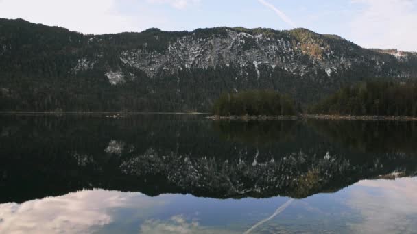 Reflekterande Fjällsjö Solnedgången Eibsee Bayerska Alperna Solnedgången — Stockvideo