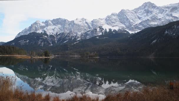 Riflettendo Lago Montagna Con Piccole Isole Fronte Montagne Innevate Nelle — Video Stock